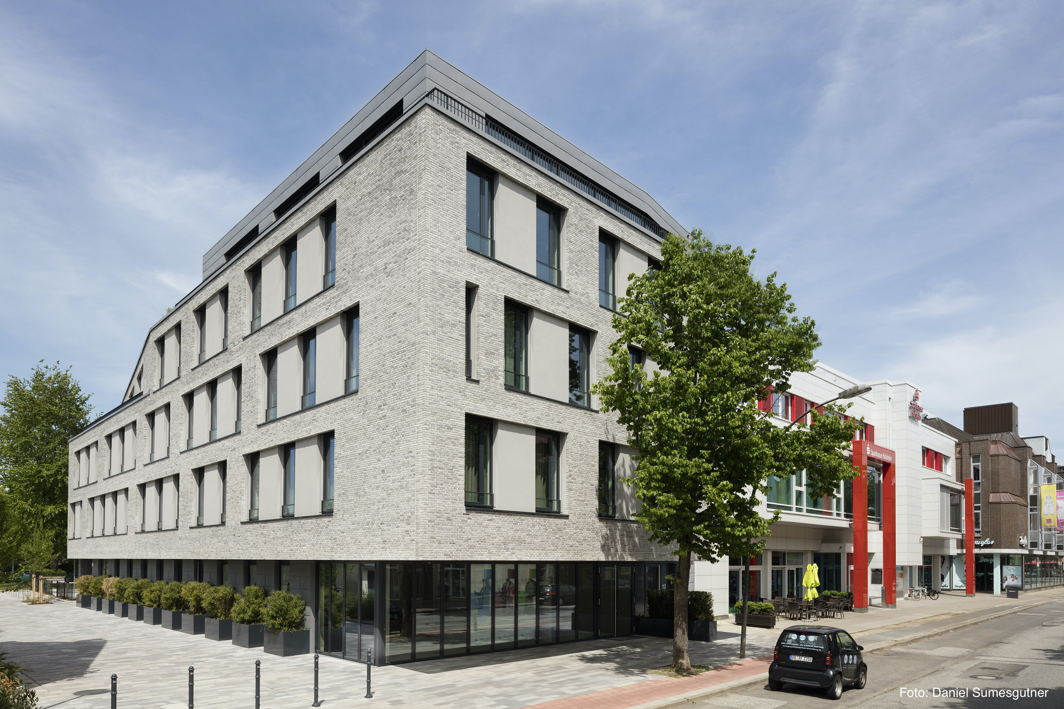 Das Verwaltungsgebäude der Pensionskasse der Hamburger Hochbahn Aktiengesellschaft -VVaG- mit seiner modernen Fassade aus hellem Klinker und großen Fenstern.