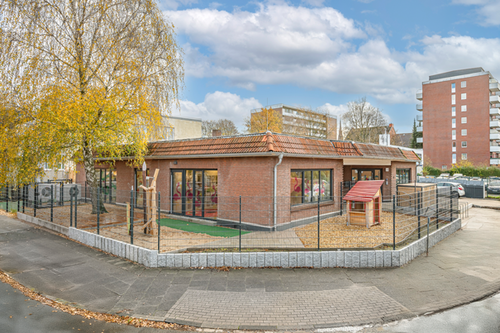 Ein Ausschnitt vom Turm des Hamburger Michels mit seinen markanten goldenen Zifferblättern und der Kuppel unter einem bewölkten Himmel. Das Wahrzeichen Hamburgs steht für die Tradition der Pensionskasse der Hamburger Hochbahn Aktiengesellschaft -VVaG-.